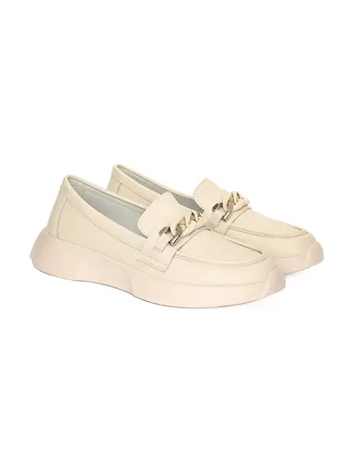 Лоферы бежевые с крупной цепью